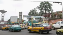 Des taxis circulant devant l'hôpital central de Yaoundé.