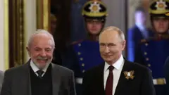 Lula e Putin sorrindo lado a lado, com escolta presidencial atrás