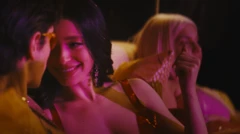 Cena de 'Anora' com Mikey Madison e outros dois atores em uma casa noturna