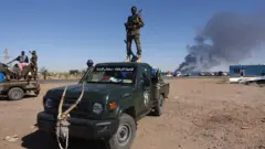 جندي من الجيش السوداني يقف على مركبة