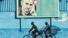 iki bisikletli ve castro fotoğrafı