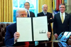 Trump muestra un decreto que firmó en la Casa Blanca