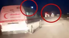 Машины скорой помощи с включенными проблесковыми маячками 