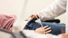 一名女性在妇产科看诊。