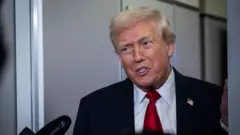 El presidente Donald Trump habla con los medios a bordo del Air Force One el 25 de noviembre de 2025, en vuelo rumbo a Florida. 