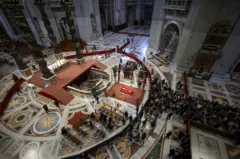 telo pape Franje izloženo u kovčegu