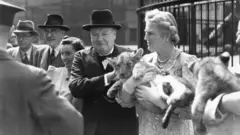 Churchill e sua esposa com dois pequenos leões