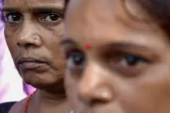 राजकोट हादसे के बाद अस्पताल के बाहर पीड़ितों के रिश्तेदार