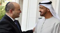 رئيس الوزراء الإسرائيلي، نفتالي بينيت، أثناء لقاء ولي عهد الإمارات الشيخ محمد بن زايد في قصره في أبو ظبي