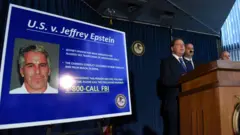 O procurador do Distrito Sul de Nova York (EUA) Geoffrey Berman anuncia as acusações contra Jeffrey Epstein no dia 8 de julho de 2019, na cidade de Nova York