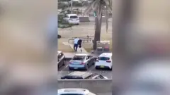 Man tackles gunmen