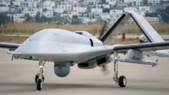 25 मार्च, 2025 को तुर्की के टेकिरदाग में लाइव-फायर परीक्षण से पहले आईएचए-122 सुपरसोनिक मिसाइल से लैस बायराकटार टीबी3 मानवरहित हवाई वाहन (यूएवी).