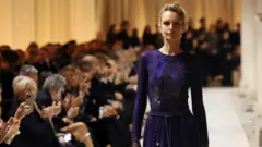 2025年9月28日，在義大利米蘭舉行的2026年米蘭女裝春夏系列喬治·阿瑪尼時裝秀上，阿格尼絲·佐格拉（Agnese Zogla）在走秀。