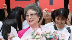 Choi con ramos de flores en sus manos rodeada de mujeres simpatizantes tras conocerse la anulación de la condena