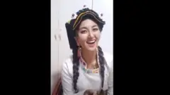 Ламу в одном из своих постов в национальном костюме