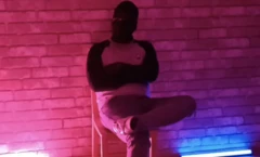 복면을 쓴 사람이 의자에 앉아 있는 모습