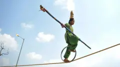 తాడుపై నడుస్తూ ప్రదర్శన ఇస్తున్న యువతి