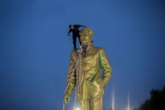 পাঁচই আগস্ট বাংলাদেশের প্রতিষ্ঠাতা রাষ্ট্রপতি শেখ মুজিবুর রহমানের ভাস্কর্য ভাঙার দৃশ্য। 