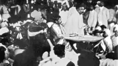 इ.स. 1907 मध्ये सुरत येथे काँग्रेसचे राष्ट्रीय अधिवेशन भरवण्यात आले होते, ज्यात बाळ गंगाधर टिळक यांच्यासह अनेक नेते उपस्थित होते.
