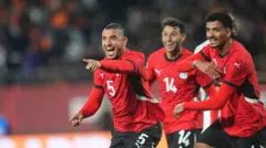 المدافع المصري رامي ربيعة يحتفل مع زملائه بعد تسجيل الهدف الثاني لمنتخبه أمام ساحل العاج في كأس أمم أفريقيا لكرة القدم