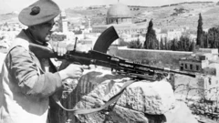 Wani sojan Birtaniya riƙe da bindiga ranar 1 ga Mayun 1948 