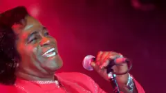 ጄምስ ብራውን ማይክ ሒዙ እናደረፈ