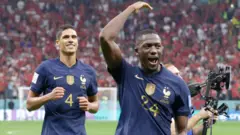 Raphaël Varane (ibumoso) na Ibrahima Konaté