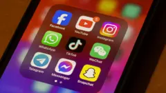 sosyal medya platformlarının logolarını gösteren bir cep telefonu ekranı