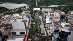 Fila de carros em Ciudad del Este em direção ao Brasil