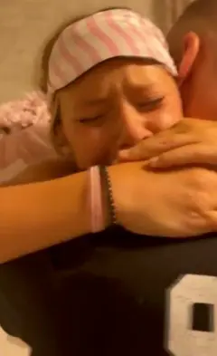Filha de soldado abraça o pai