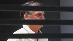Bolsonaro detrás de la verja de su residencia en Brasilia