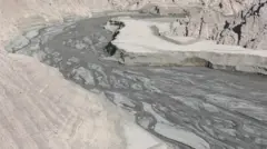 Дно пересохшего водохранилища Амиркабир 