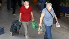 pazarda alışveriş yapan çift
