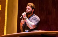 Fabiano Zettel falando ao microfone