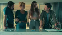 Imagem de uma cena da série em que aparecem quatro pessoas