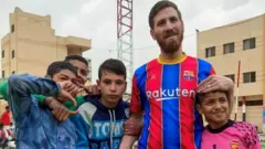 Abana bari bishimye cyane guhura n'umuntu usa na Messi