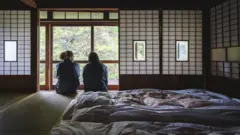 ጃፓን ውስጥ ለመሬት የቀረበ አልጋ ይዘወተራል