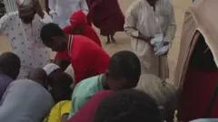Wasu mutane a birnin Kano da ke arewacin Najeriya sun shiga rububin neman kankara domin shan ruwan sanyi a wannan yanayi na zafi.