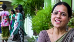 இருளர் மாணவிகளுக்கு பரதம் கற்பிக்கும் நடனக்கலைஞர்