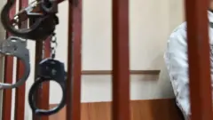 ካቴና እስር ቤት በር ላይ