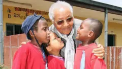 ኣበበች ጎበና ምስ ዘዕብይኦም ህፃናት