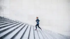 Merdicen çıkan bir kadın