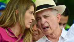 A candidata à Presidência colombiana Paloma Valencia e o ex-presidente do país Álvaro Uribe