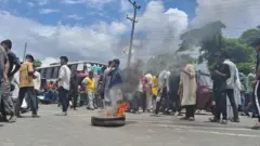 রাস্তা অবরোধ করে বৈষম্যবিরোধী শিক্ষার্থীদের বিক্ষোভ 