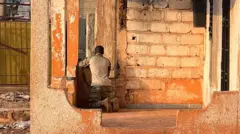 جندي مالي يقف في موقعه