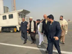 معاون وزارت کار و هیت همراهیش در فرودگاه کابل