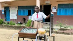 Nigeria: Ubuhinga bw'abana b'abakobwa bayungurura amazi yo kunywa.