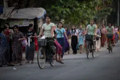 လမ်းပေါ်မှာ စက်ဘီးနင်းလာတဲ့ အမျိုးသမီးတွေ နဲ့ လမ်းလျှောက်သွားနေတဲ့ အမျိုးသမီးတွေ 