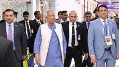 সফর শেষ করে শনিবার ঢাকায় ফিরেছেন অধ্যাপক মুহাম্মদ ইউনূস। 