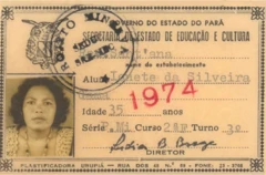 Carteira de estudante de Dona Onete emitida em 1974, quando ela tinha 35 anos. Há um retrato dela e a inscrição: Governo do Estado do Pará, Secretaria de Estado de Educação e Cultura.